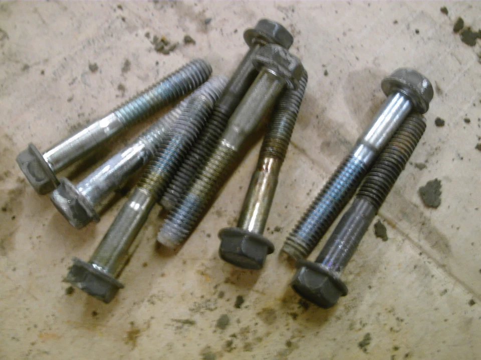 Briggs & Stratton 12H802 engine cylinder head bols 50422 - Image 1 of 1