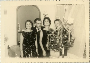 PHOTO ANCIENNE - VINTAGE SNAPSHOT - SAPIN DE NOËL GROUPE FÊTE - CHRISTMAS 1957 - Foto 1 di 1