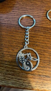 1.25" KUNG FU Pendant Or Keychain Praying Mantis Gold Or Silver Toned New - Picture 1 of 2