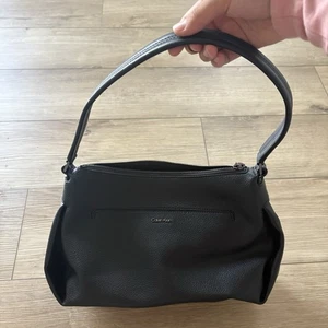 Calvin Klein Schultertasche schwarz veganes Leder mittelgroß Reißverschluss schick - Bild 1 von 7