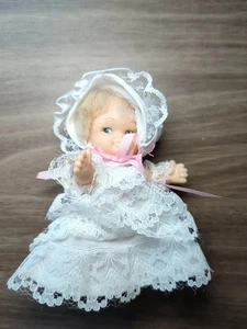 Vintage 4" UD Co Baby Puppe Hong Kong Spitze Taufe Outfit Mini Puppe - Bild 1 von 6