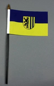 Kleine Tischflagge Leipzig 10x15 cm "Basic" mit PVC-Mast, ohne Sockel - Bild 1 von 1