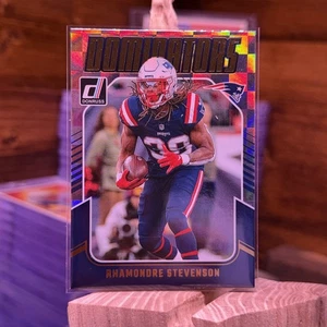 2024 Panini Donruss - Dominators Rhamondre Stevenson #8 Patriots Refractor - Bild 1 von 2