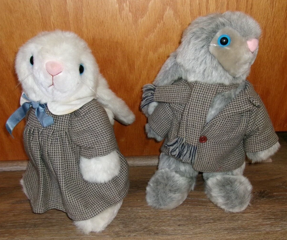 Peluche de colección '83 North American Bear Co. HARES USADO EN EXCELENTE ESTADO para niños y niñas conejitos, 13", vestido Foto 1 de 4