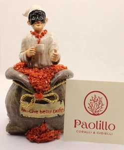 STATUA PULCINELLA TAZZA DI CAFFE' RESINA SMALTATA CORALLO ROSSO H. 15 X 8 - Picture 1 of 7