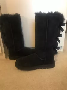 Stivali alti Uggs neri in pelle di pecora con triplo fiocco 7* - Foto 1 di 12