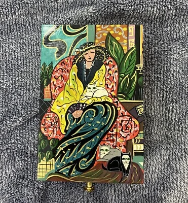 Mujer sentada en sombrero con estampado de gatos caja de recuerdo Foto 1 de 4