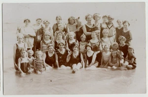 Foto postal real vintage de los años 20 - Foto de playa de grupo - Trajes de baño - Imagen 1 de 2