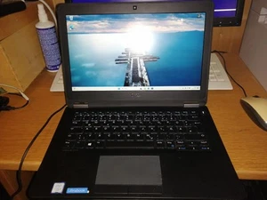 Dell Latitude E7270, 12,5", i5-6300U, 16 GB RAM, 256 GB SSD, Windows 11 Pro + NT - Imagen 1 de 8