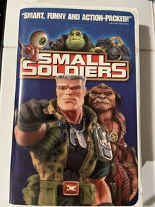 Small Soldiers 1998 VHS Clamshell Joe Dante Dreamworks Tommy Lee Jones - Picture 1 of 3