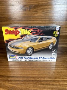 REVELL ~ 2010 FORD MUSTANG GT CABRIO {SNAP-TITE; MODELLBAUSATZ IM MASSSTAB 1:25} NEU! - Bild 1 von 6
