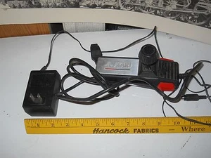 Controller Atari e alimentatore e cavi - Foto 1 di 2
