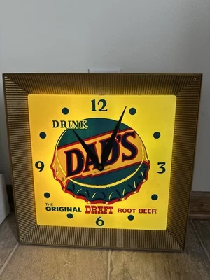 Reloj iluminado vintage años 60 DAD'S The Original Draft Root Beer, signo 16" x 16" Foto 1 de 4