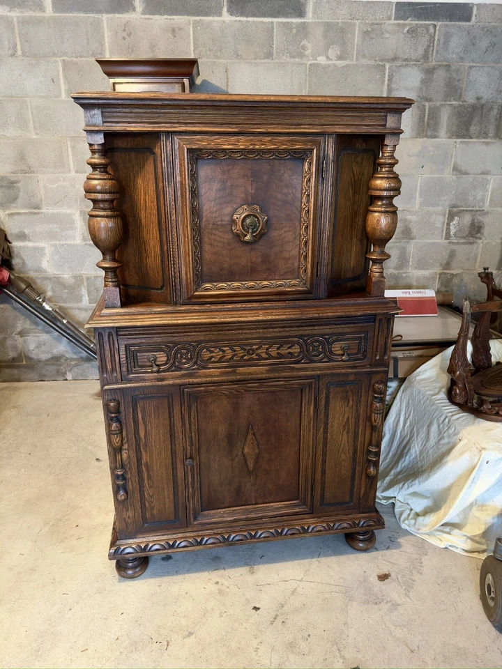 Дубовый шкаф для спиртных напитков испанского возрождения мебель Bernhardt 20 века - Изображение 1 из 4