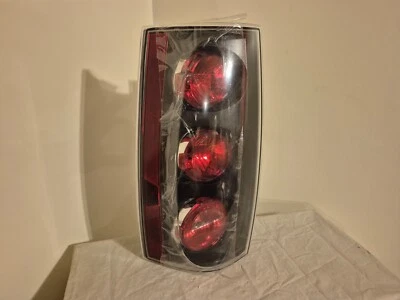 GMC Yukon/Yukon XL Denali 2007 a 2014 luz trasera lado del conductor con bombillas Foto 1 de 4