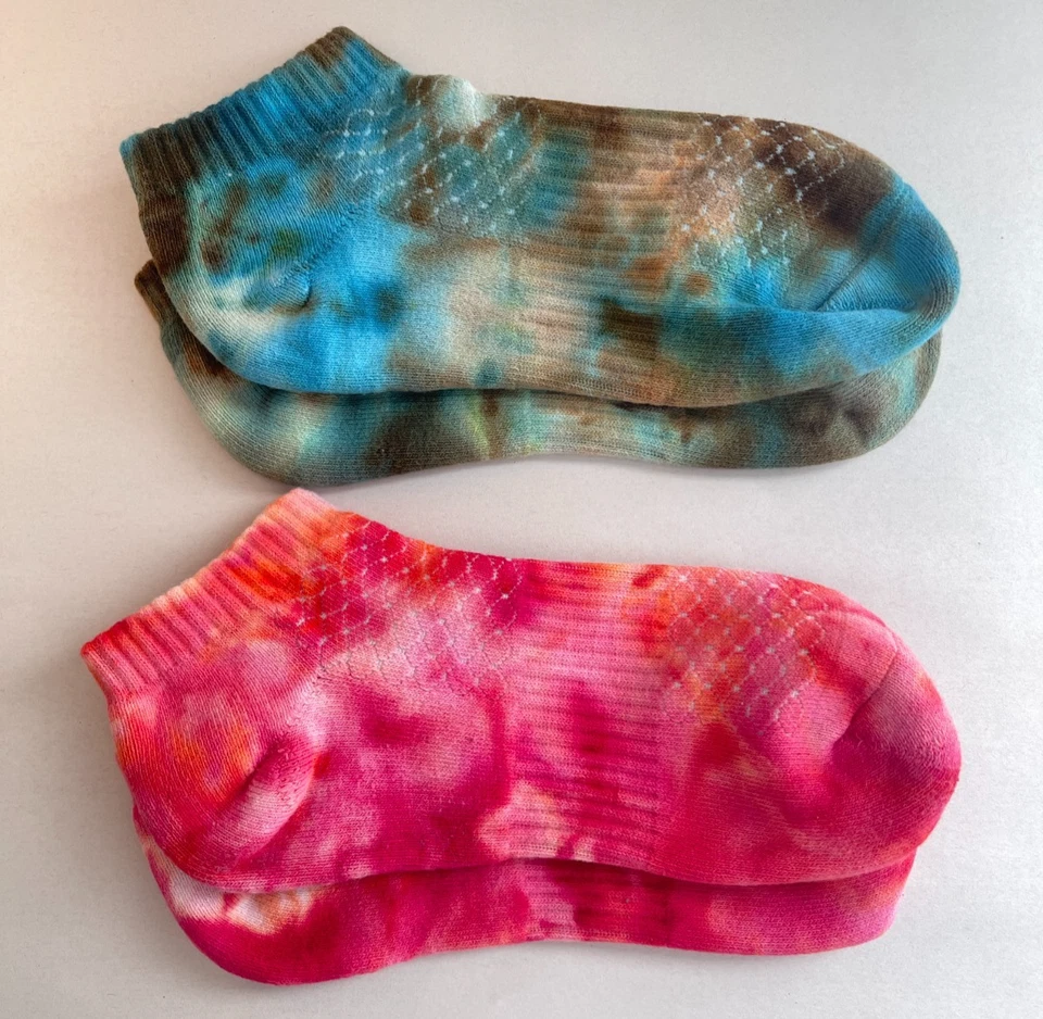 Paquete de calcetines tie dye hechos a mano, colorido juego de 2 calcetines tobilleros para teñir hielo, talla 6-12 Foto 1 de 4
