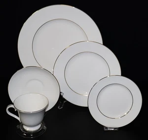 Wedgwood Signet Gold 5-Piece Place Setting – England | Multiple Sets Available - Picture 1 of 5