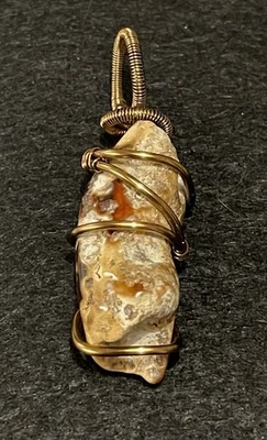 Dedo colgante envolvente de alambre de cobre coral ágatizado Tampa Bay Foto 1 de 4