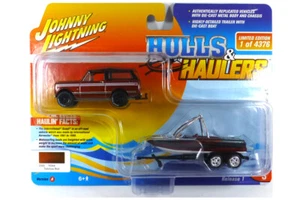 Johnny Lightning JLBT015A-3 International Scout II dunkelrot mit Boot & Trailer - Bild 1 von 1