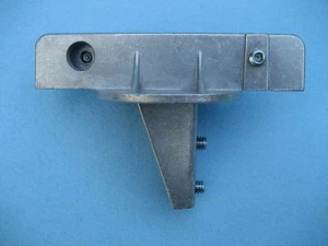 90° SUPER DUTY STREET NAME SIGN BRACKET FOR U CHANNEL POSTS - FLAT BLADE - Picture 1 of 1