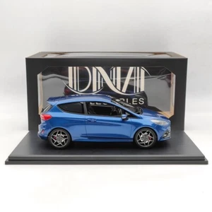 Coche modelo limitado de resina DNA Collectibles 1/18 Ford Fiesta ST 2020 azul DNA000092 - Imagen 1 de 9