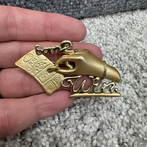 Vintage Born 2 Win Scratch Off Lotterie goldfarbene Anstecknadel Brosche - Bild 1 von 7