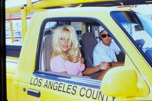 PAMELA ANDERSON, BAYWATCH FILMING IN MALIBU, 1994, 35mm Slide - Picture 1 of 1