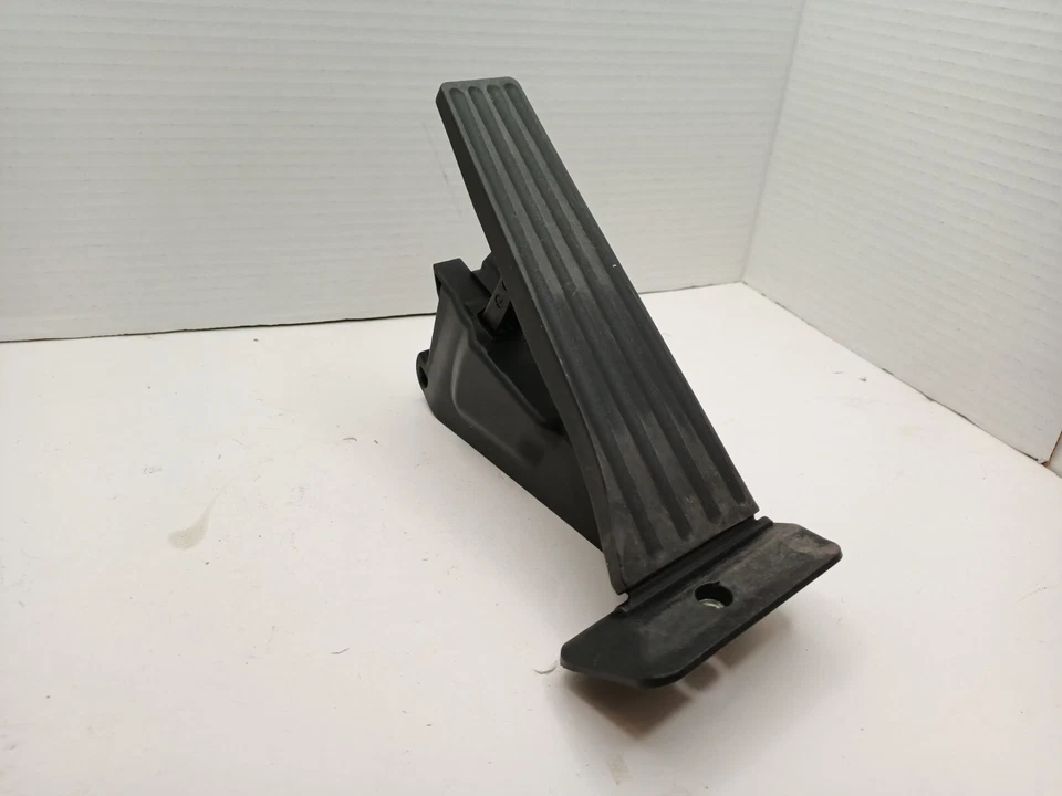 2013 BMW 320i 328i 335i 340i 330i M3 F30 F31 F80 AT Gas Accelerator Pedal  - Image 1 of 4