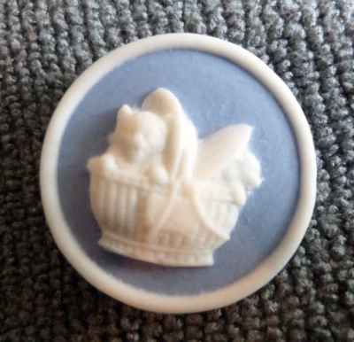 Vintage Antique Jasperware Button SHIRLEY SHAW 1989 KITTENS IN PICNIC BASKET - Image 1 of 3