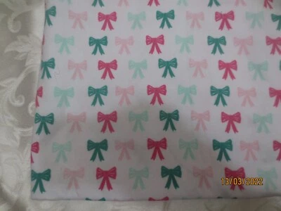 Tela tejida de algodón Jo-Ann Doodles de 1 yarda x 56 de ancho rosa verde lazos en blanco Foto 1 de 2