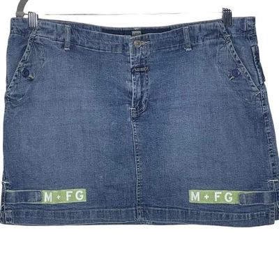 Minifalda vaquera Marithe Francois Girbaud M+FG detalles de parche azul Foto 1 de 4