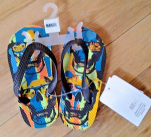 Neu mit Etikett Kics (Kinder in coolen Schuhen) MEHRFARBIGE TOTENKOPF-Flip-Flops Größe 9-10 Junge - Bild 1 von 2