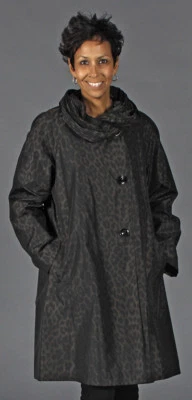 Abrigo de lluvia Gallery estampado de leopardo marrón 38′′ con capucha plisada Foto 1 de 3