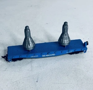 LIONEL HO SCALE 0813200 SEABOARD FLAT CAR WITH 2 MERC URY CAPSULE LOAD - Picture 1 of 11