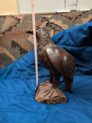 Estatua de águila calva americana tallada en madera de hierro tallada a mano Foto 1 de 2