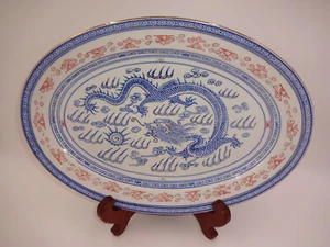 Plato de porcelana vintage Jingdezhen dragón arroz grano ojo blanco azul rojo 16" - Imagen 1 de 6