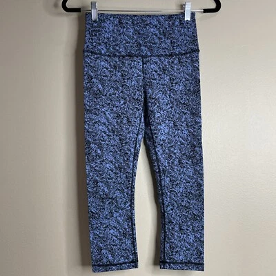 Leggings capri Kirkland Signature para mujer azules/negros estampados talla pequeña Foto 1 de 4