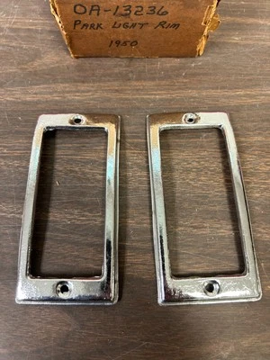 Ford Custom Shoe Box 1950 biseles de luz de estacionamiento 725 Foto 1 de 4