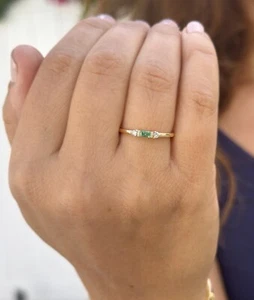 Anello Minimalista Smeraldo Verde Smeraldo e Diamanti Oro Giallo 14k 0,15ctw - Foto 1 di 12