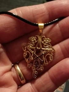 ~ Stunning Pentagram Faux Leather Gold Tone Necklace Wicca Pagan 18" - Picture 1 of 2