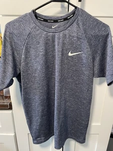 Nike Camisa de Natación para Hombre DRI-FIT Azul Gris Pequeña Ropa Activa Talla Med Informal Swoosh - Imagen 1 de 4