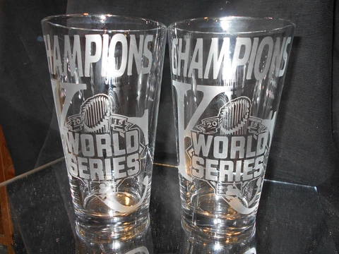 2015 WORLD SERIES CHAMPION KANSAS CITY ROYALS 2 ETCHED 16 oz PINT GLASSES NEW Cover