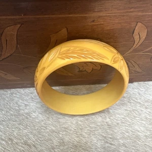 Vintage Deeply Carved Bakelite Bracelet Cream Corn - Picture 1 of 5