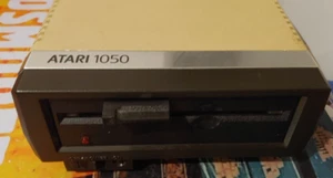 Unidad de disco Atari 1050 (+ fuente de alimentación y Sio) funcionando con 130 600 800 XL XE 06586 8 bits - Imagen 1 de 6