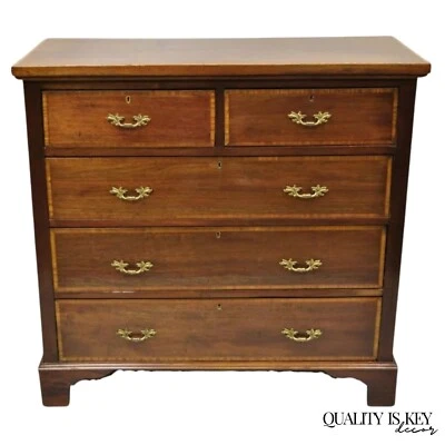 Cômoda baú antiga inglesa georgiana de mogno com faixas de madeira acetinada incrustada com 5 gavetas - Imagem 1 de 4