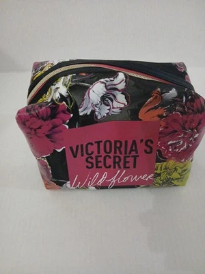 Bolso de Maquillaje/Aseo Victoria Secret Cosmético "BOMBSHELL RUNAWAY" Flor Salvaje Foto 1 de 4