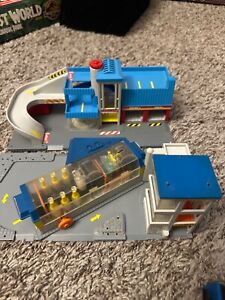 1989 Vintage Micro Machines Service City Galoob Elevator wash and Care Center