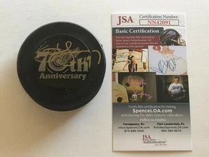 JSA Steve Yzerman Disco Firmado Certificado de Autenticidad Alas Rojas 70 Aniversario Copa Stanley de la Corte - Imagen 1 de 4