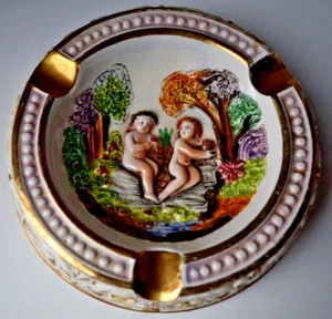 R. Capodimonte Italien verzierter vergoldeter runder Aschenbecher Goldbesatz Adam und Eva - Bild 1 von 9