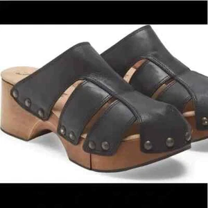 Zapatos con zuecos tachonados Libra FREE PEOPLE cuero negro. W 38 EE. UU. 8 - Imagen 1 de 7